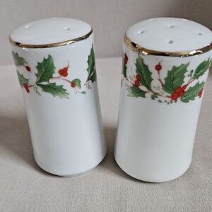 Christmas Vintage(1990s) Salt & Pepper Shakers/China Pearl/Noel.